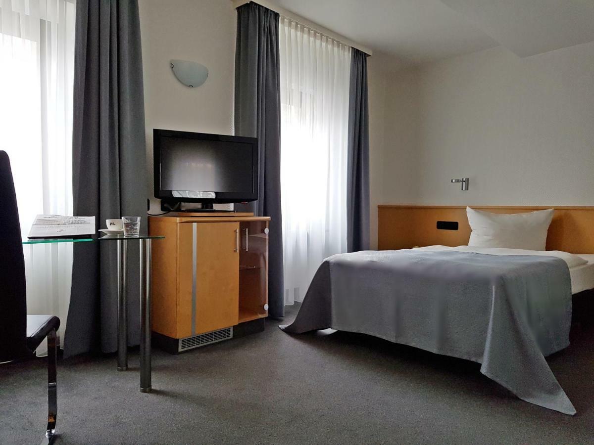 Hotel Ross Швайнфурт Екстериор снимка